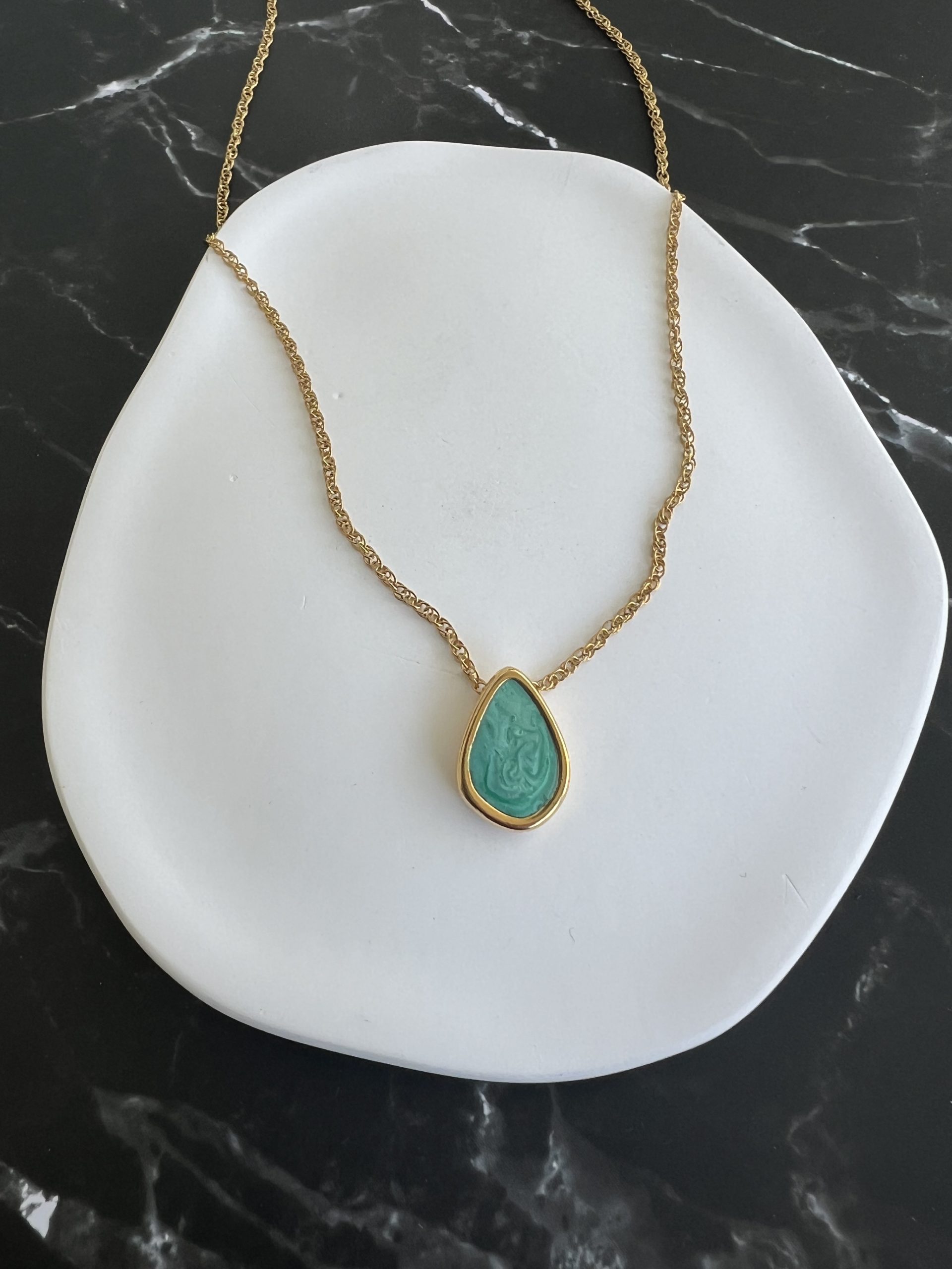 NEC372 Κολιέ χρυσή σταγόνα με πράσινο σμάλτο και χρυσή αλυσίδα - Image 1