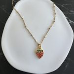 Κολιέ φράουλα με χρυσή αλυσίδα