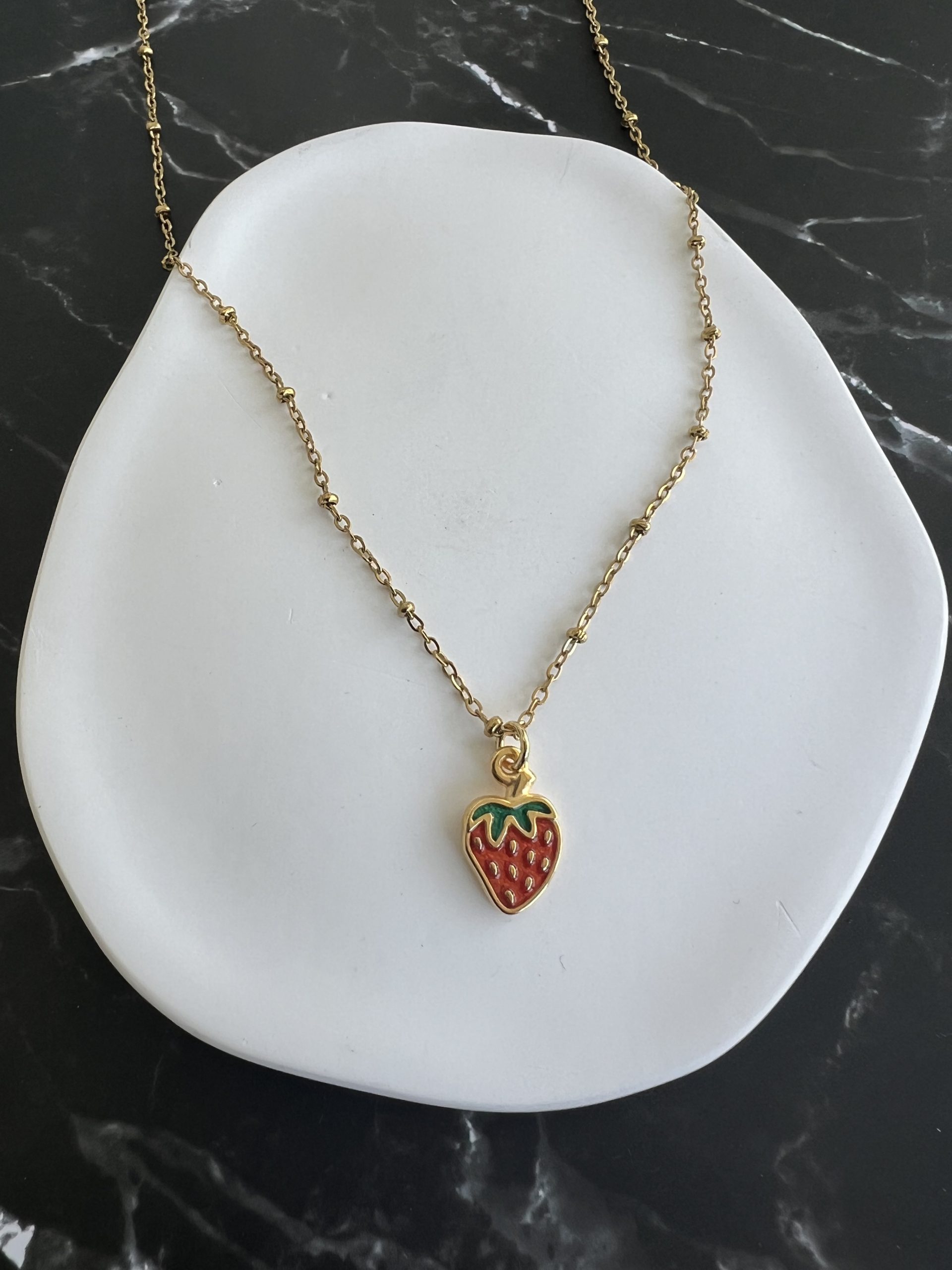 NEC374 Κολιέ φράουλα με χρυσή αλυσίδα - Image 1