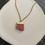 Κολιέ με φούξια ημιπολύτιμη πέτρα και χρυσή αλυσίδα