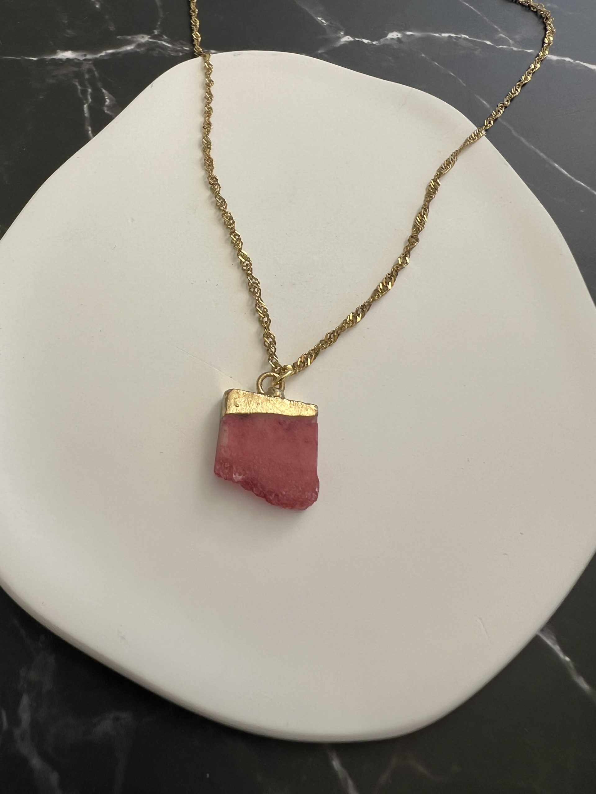 NEC403 Κολιέ με φούξια ημιπολύτιμη πέτρα και χρυσή αλυσίδα - Image 1