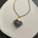 Κολιέ με γκρι ημιπολύτιμη πέτρα και χρυσή αλυσίδα