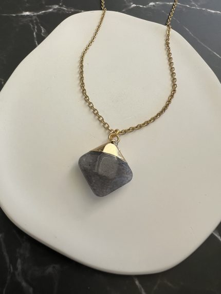 Κολιέ με γκρι ημιπολύτιμη πέτρα και χρυσή αλυσίδα