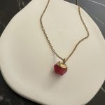 Κολιέ με πορτοκαλί ημιπολύτιμη πέτρα και χρυσή αλυσίδα