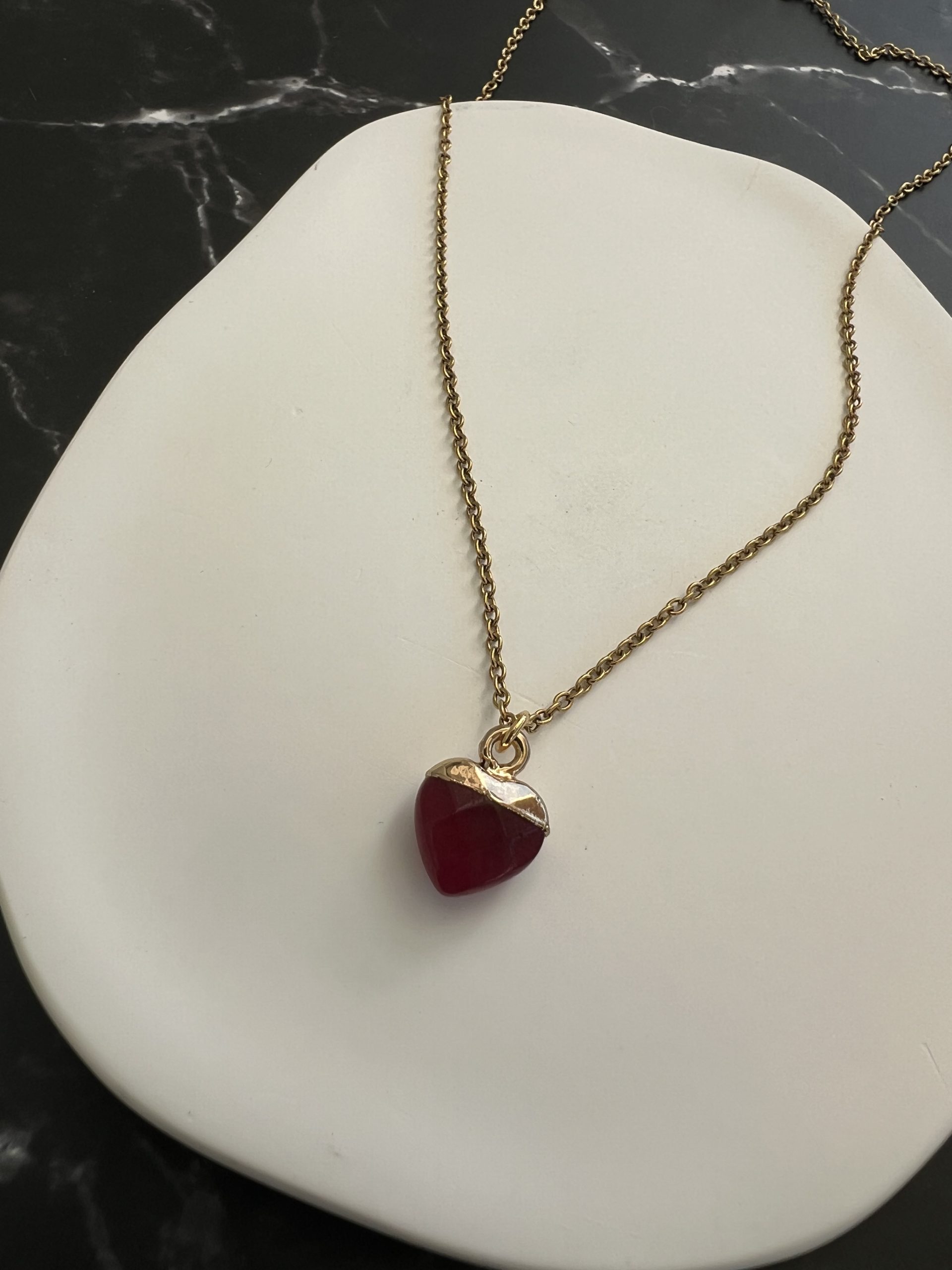 NEC407 Κολιέ με βυσσινί ημιπολύτιμη πέτρα και χρυσή αλυσίδα - Image 1