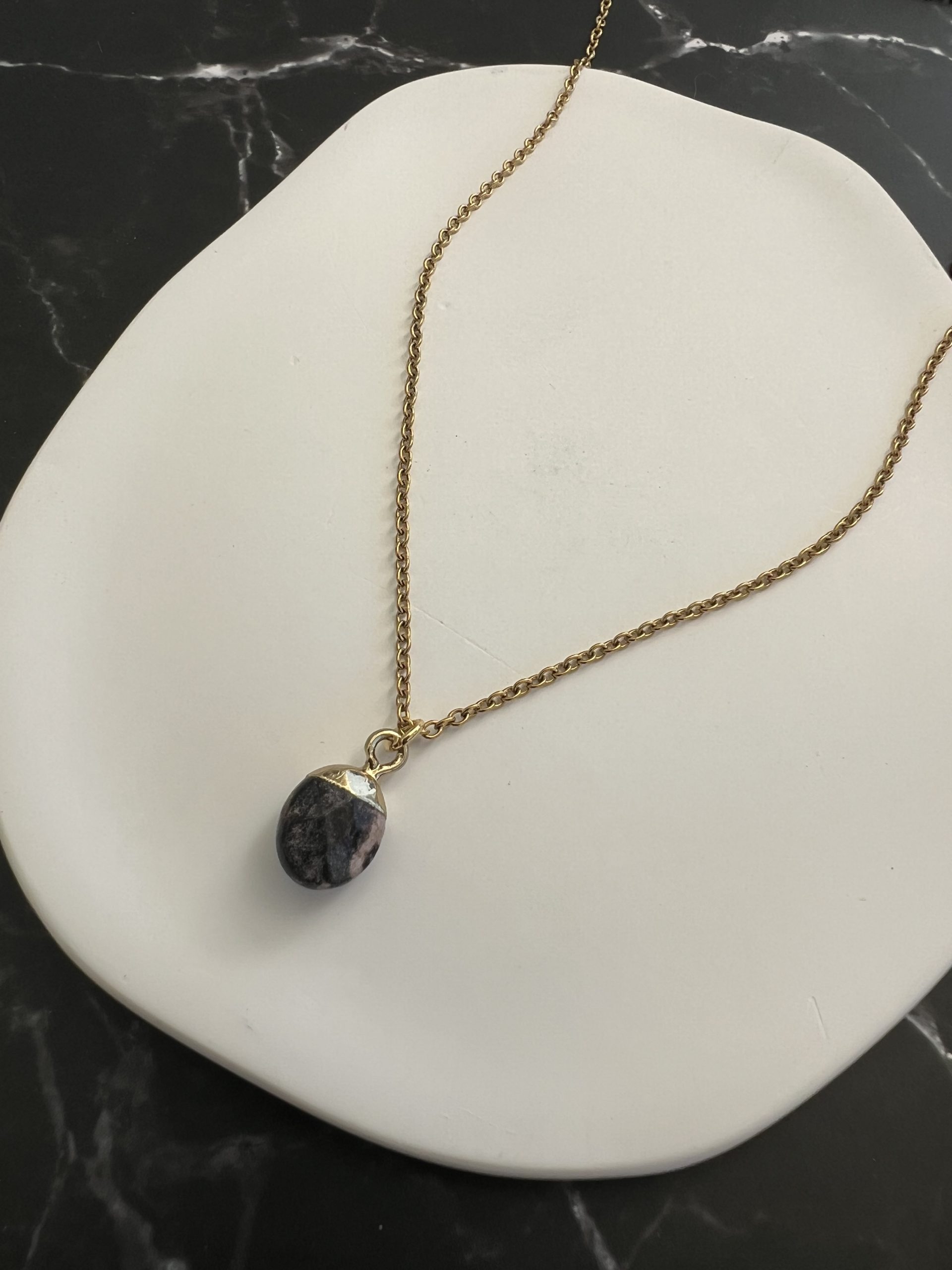 NEC408 Κολιέ με γκρι - ροζ ημιπολύτιμη πέτρα και χρυσή αλυσίδα - Image 1