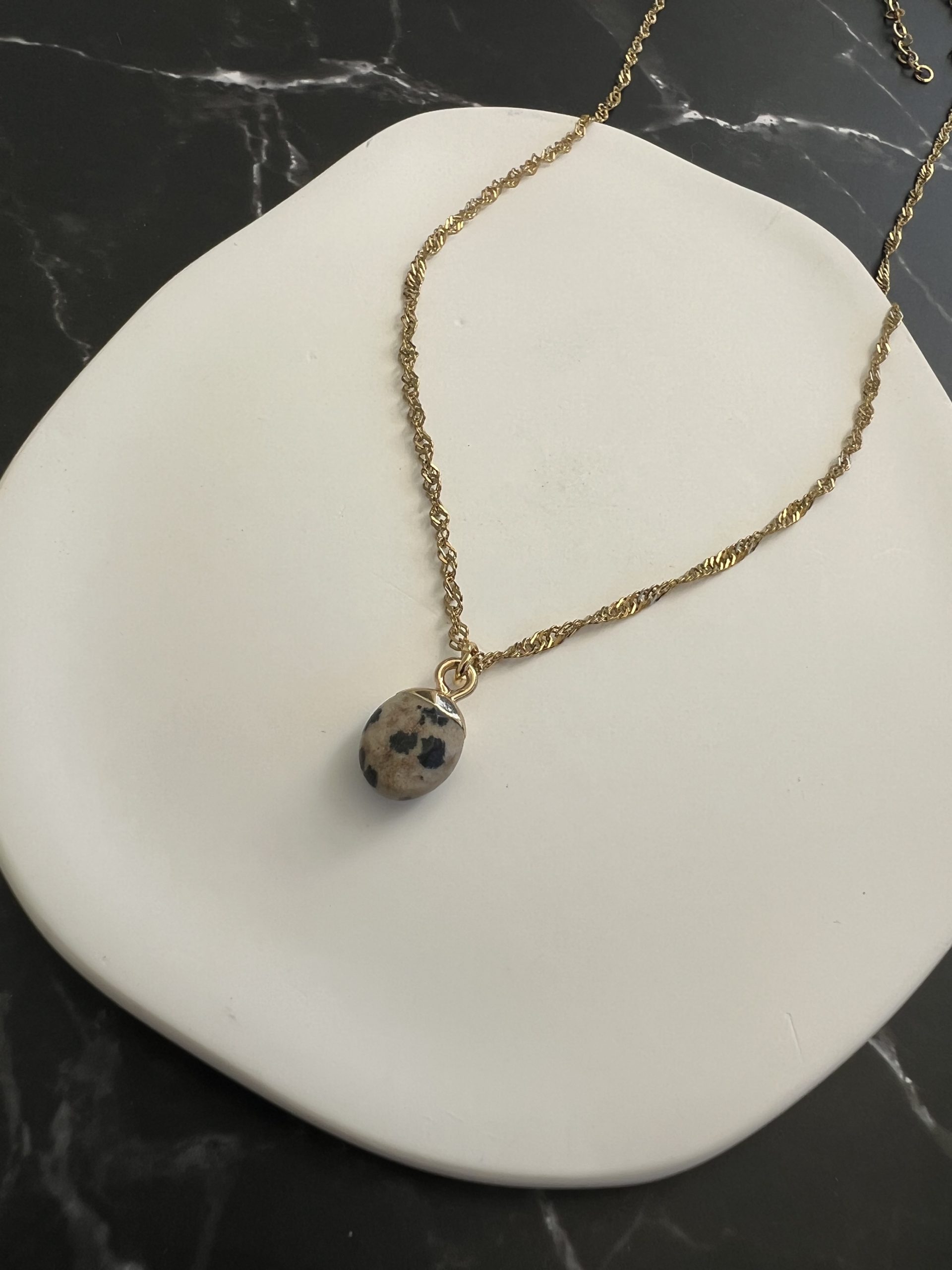 NEC409 Κολιέ με τιγρέ ημιπολύτιμη πέτρα και χρυσή αλυσίδα - Image 1