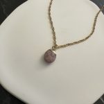 Κολιέ με ροζ ημιπολύτιμη πέτρα και χρυσή αλυσίδα