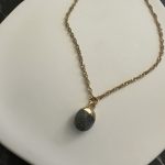 Κολιέ με γκρι ημιπολύτιμη πέτρα και χρυσή αλυσίδα