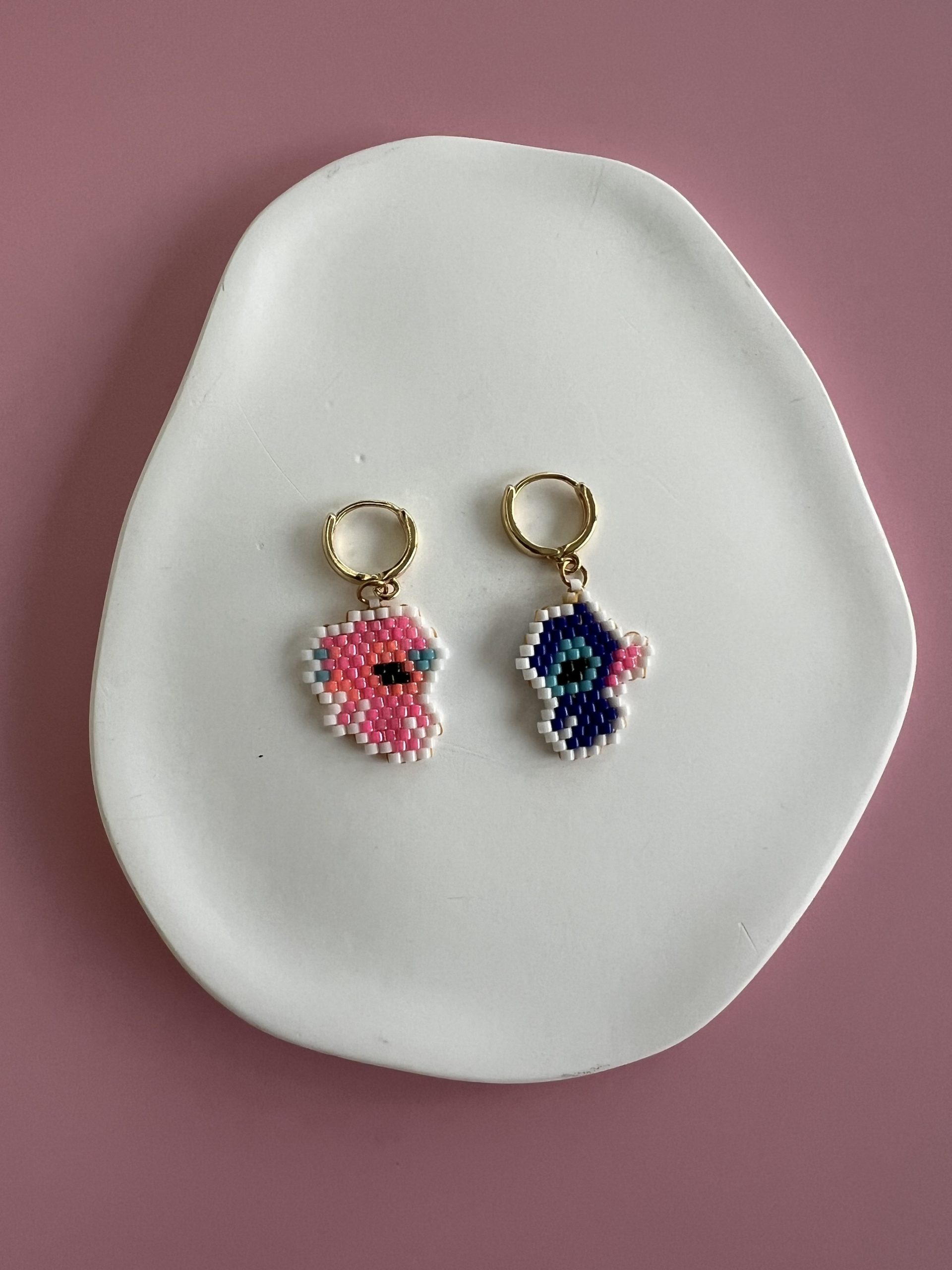 EAR138C Χρυσοί κρίκοι με τον Stitch και την Angel κεντημένοι με χάντρες Miyuki - Image 1