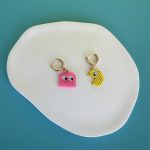 Χρυσοί κρίκοι με τον Pac-Man κεντημένοι με χάντρες Miyuki