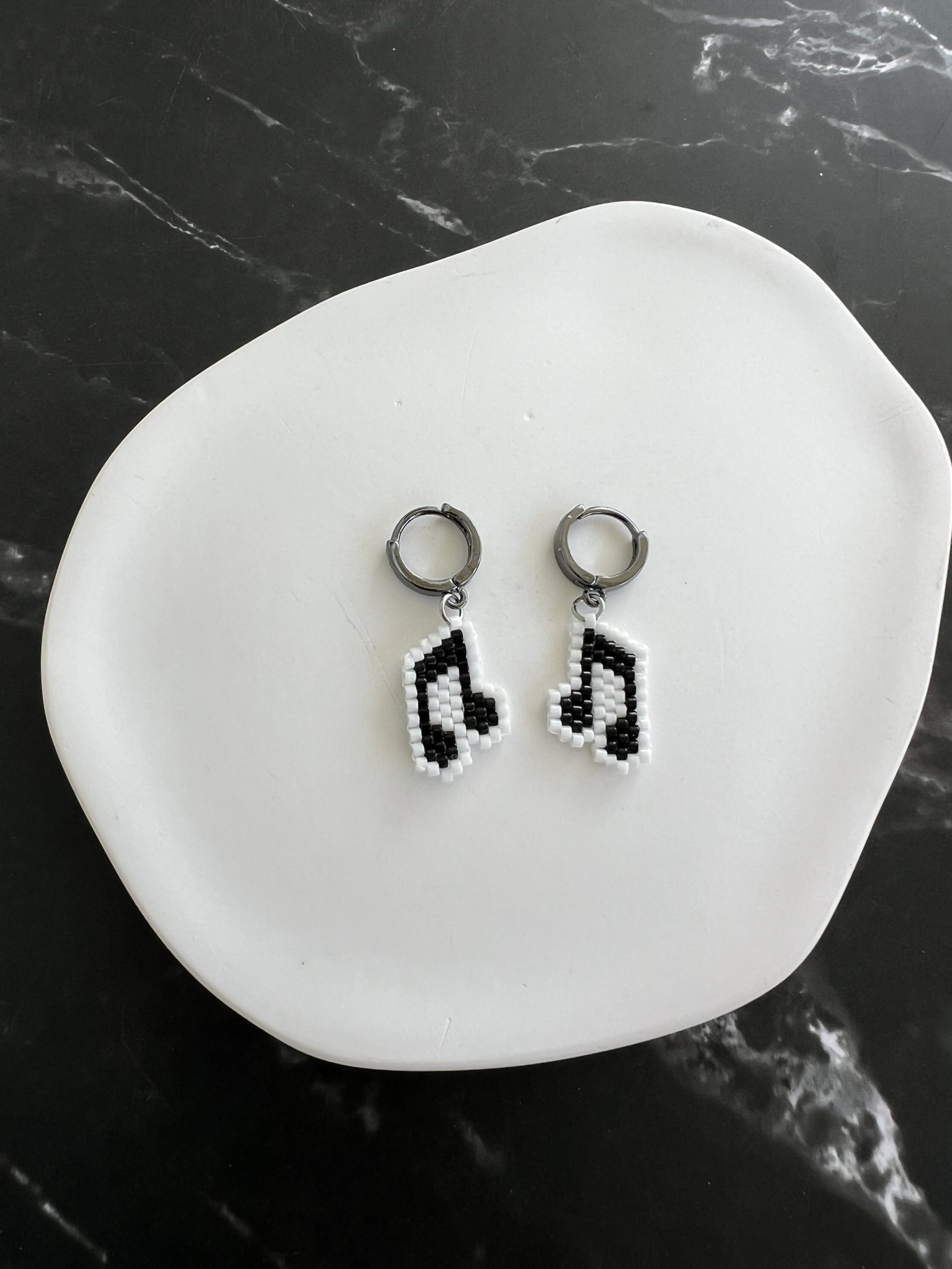 EAR140 Ασημί κρίκοι νότες κεντημένοι με χάντρες Miyuki - Image 1