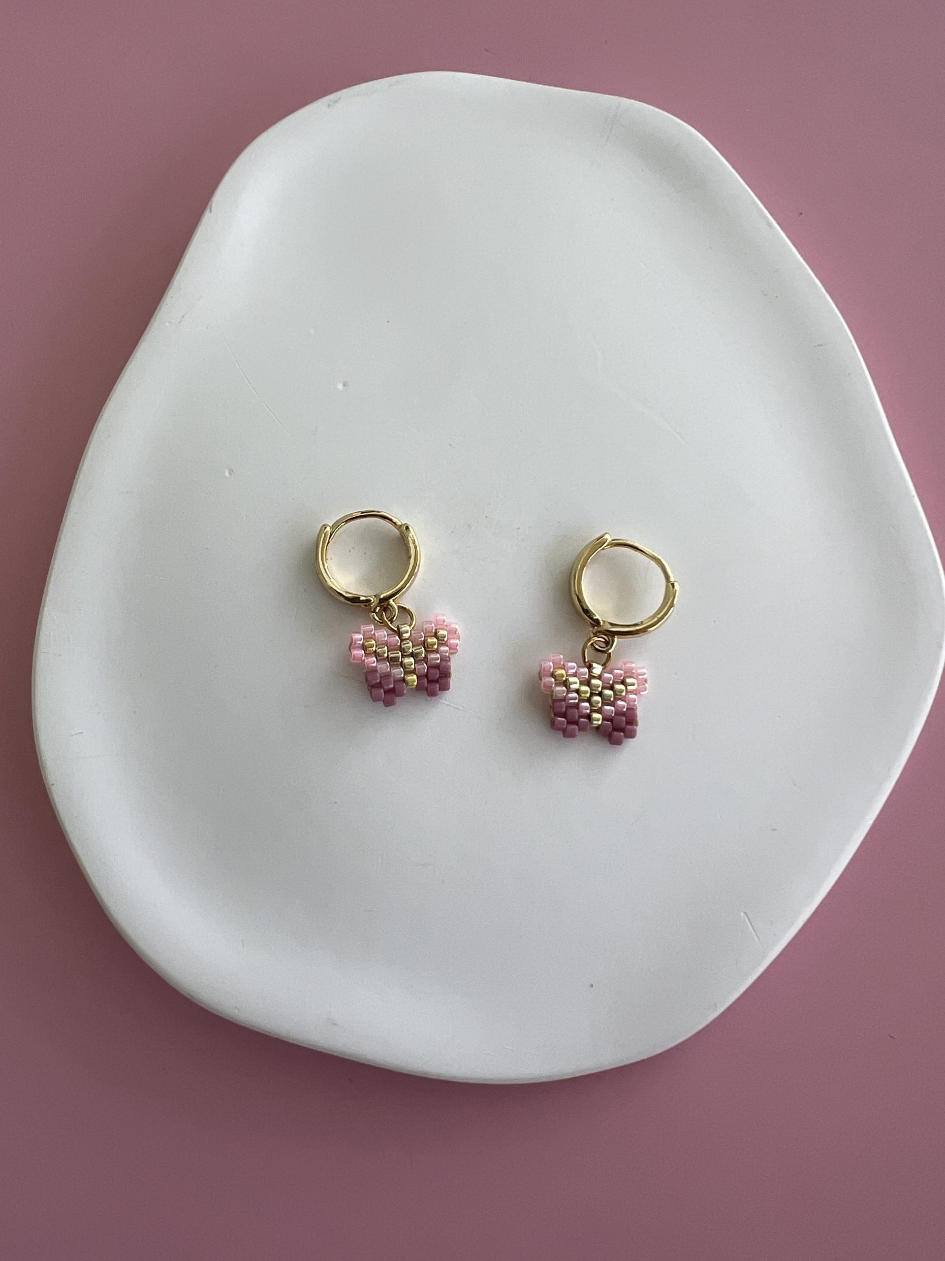 EAR142 Χρυσοί κρίκοι πεταλούδες κεντημένοι με χάντρες Miyuki - Image 1