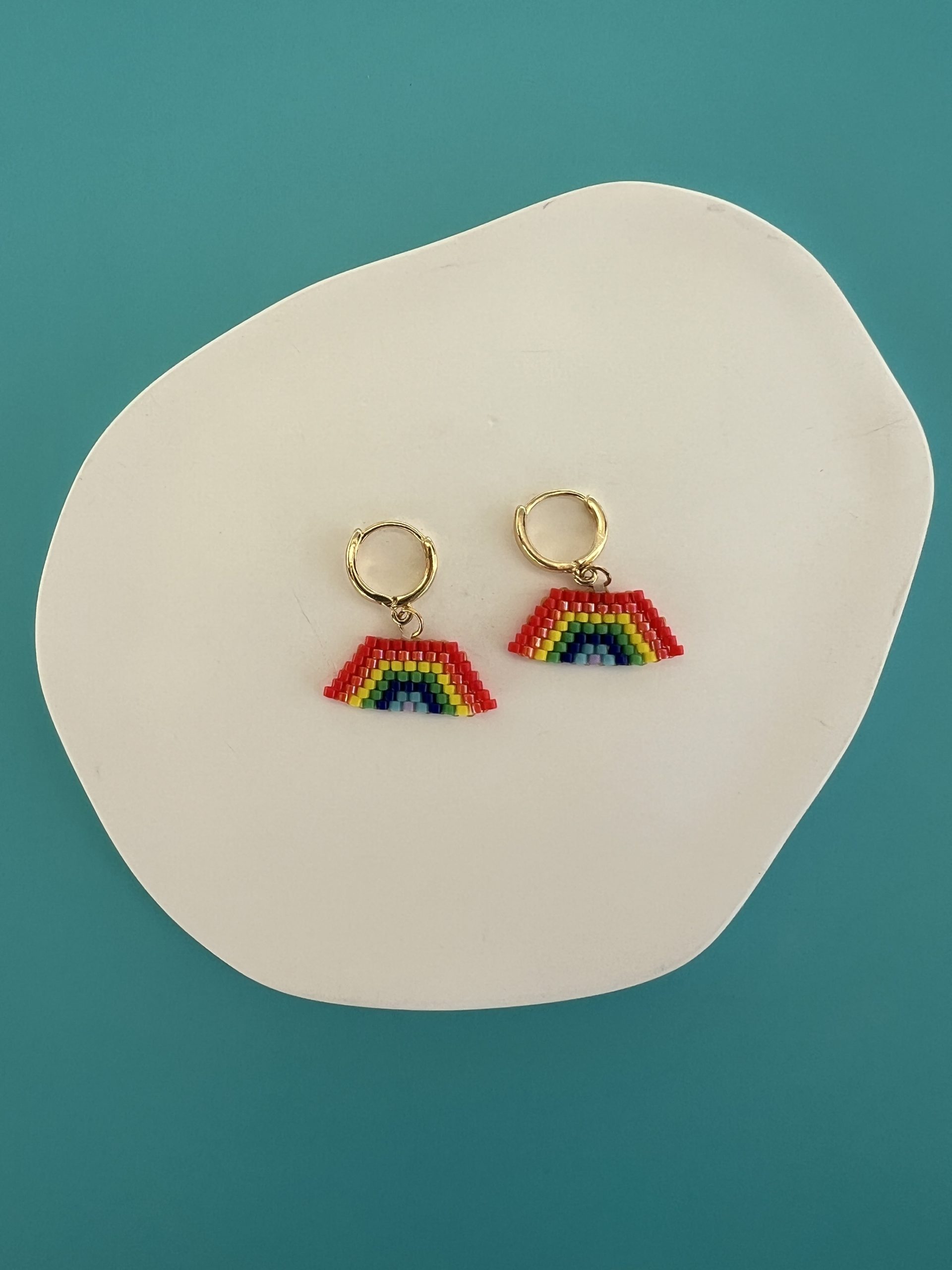 EAR145B Σκουλαρίκια ουράνιο τόξο κεντημένα με χάντρες Miyuki - Image 1