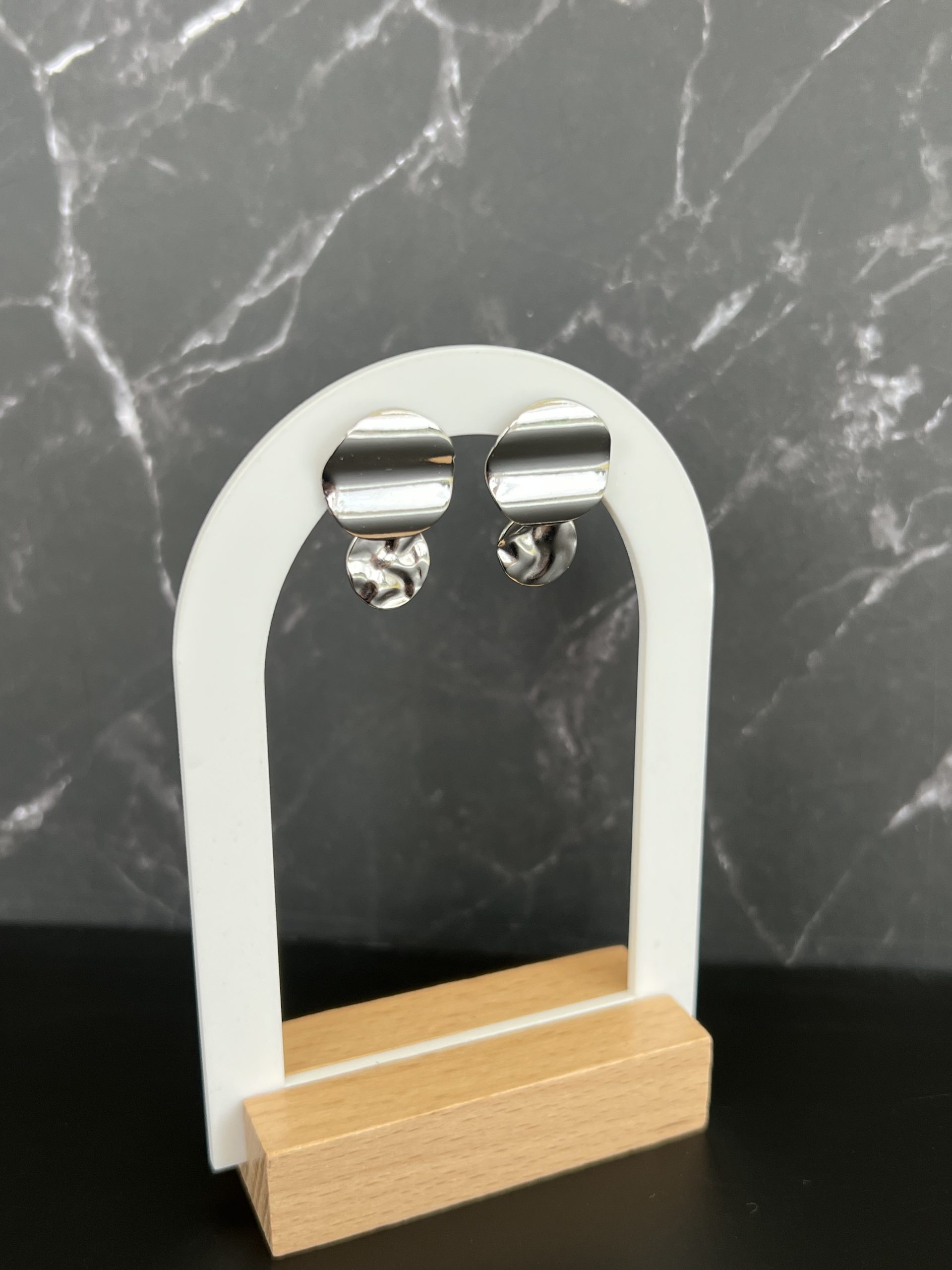 EAR146 Σκουλαρίκια καρφωτά κρεμαστά με ασημί κύκλους - Image 1