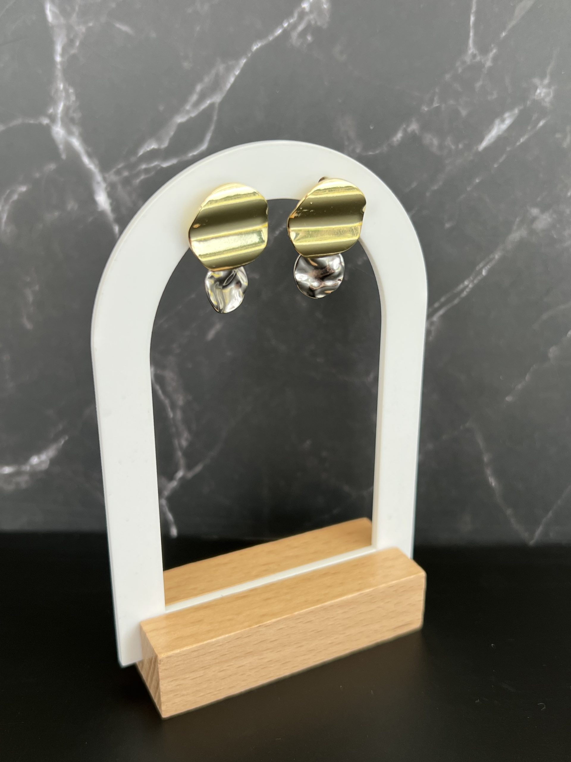 EAR147 Σκουλαρίκια καρφωτά κρεμαστά με χρυσούς - ασημί κύκλους - Image 1