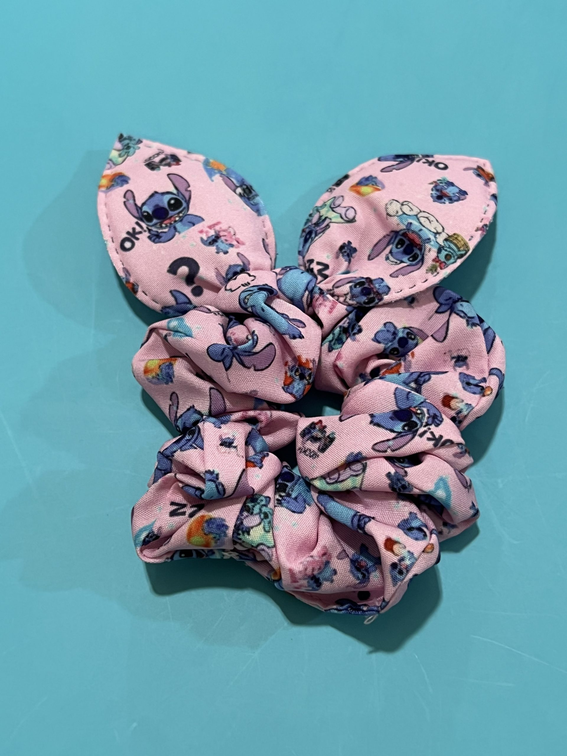 HR128 Scrunchie Stitch & Angel με αυτάκια ροζ - Image 1