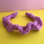 Στέκα για τα μαλλιά μωβ πλεκτή βελουτέ