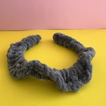 Στέκα για τα μαλλιά γκρι πλεκτή βελουτέ