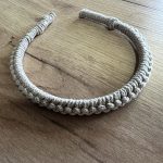 Στέκα για τα μαλλιά μακραμέ σε μπεζ σκούρο χρώμα