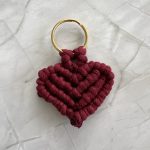 Μπρελόκ μπορντώ καρδιά μακραμέ