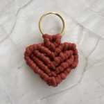 Μπρελόκ κεραμιδί καρδιά μακραμέ