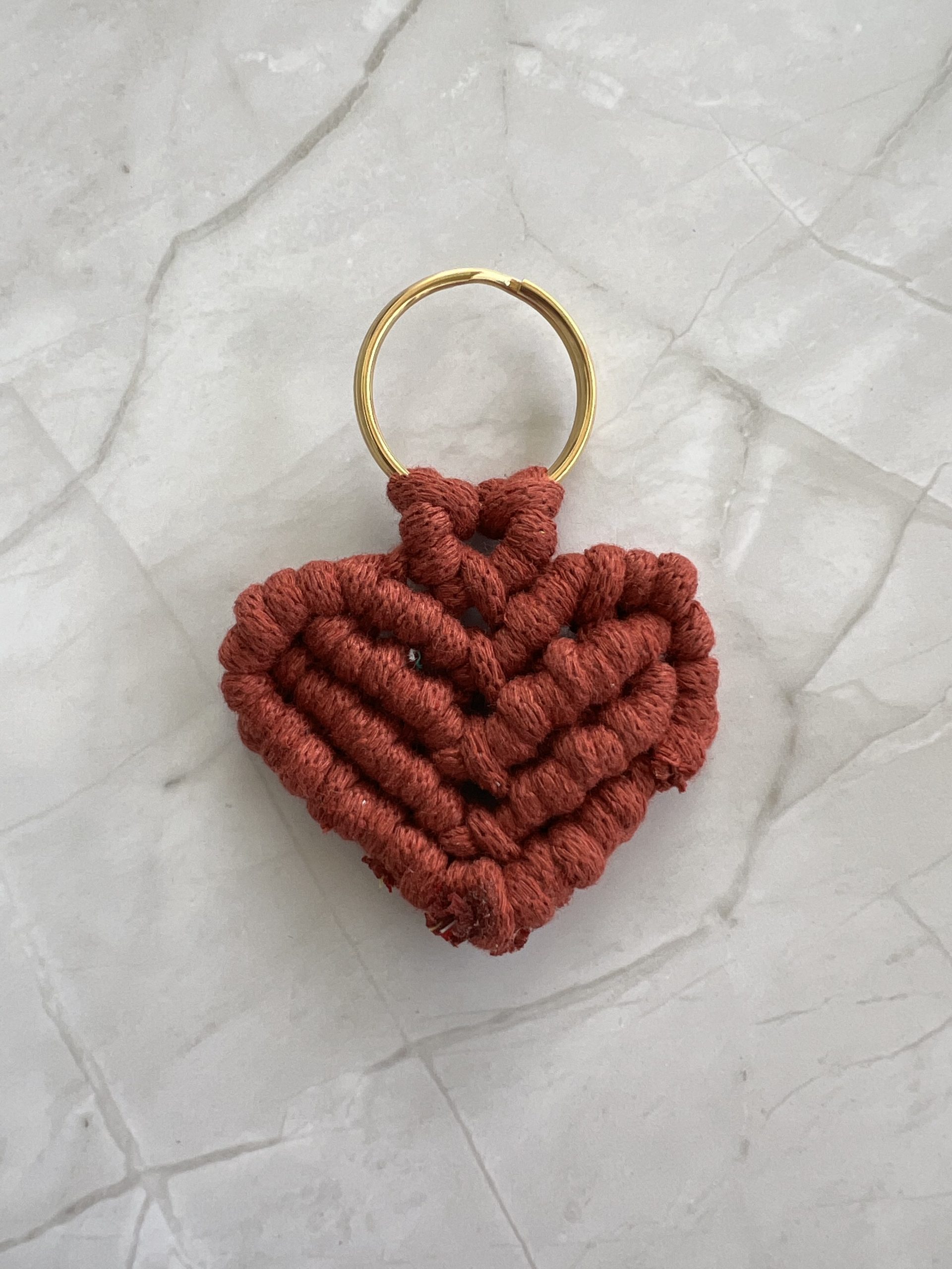 KEY136 Μπρελόκ κεραμιδί καρδιά μακραμέ - Image 1