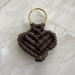 Μπρελόκ καφέ καρδιά μακραμέ