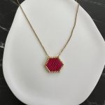 Κολιέ μπορντώ πολύγωνο κεντημένο με χάντρες Miyuki