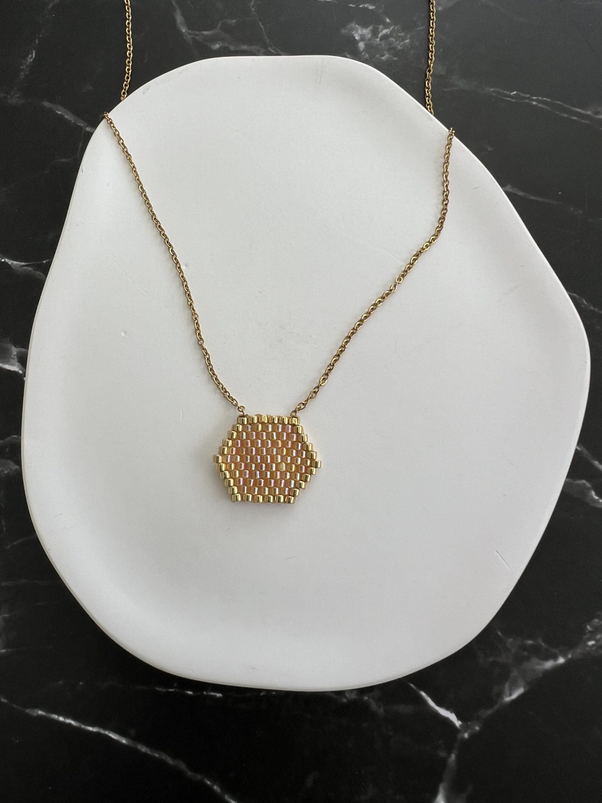 NEC429 Κολιέ μπεζ πολύγωνο κεντημένο με χάντρες Miyuki - Image 1