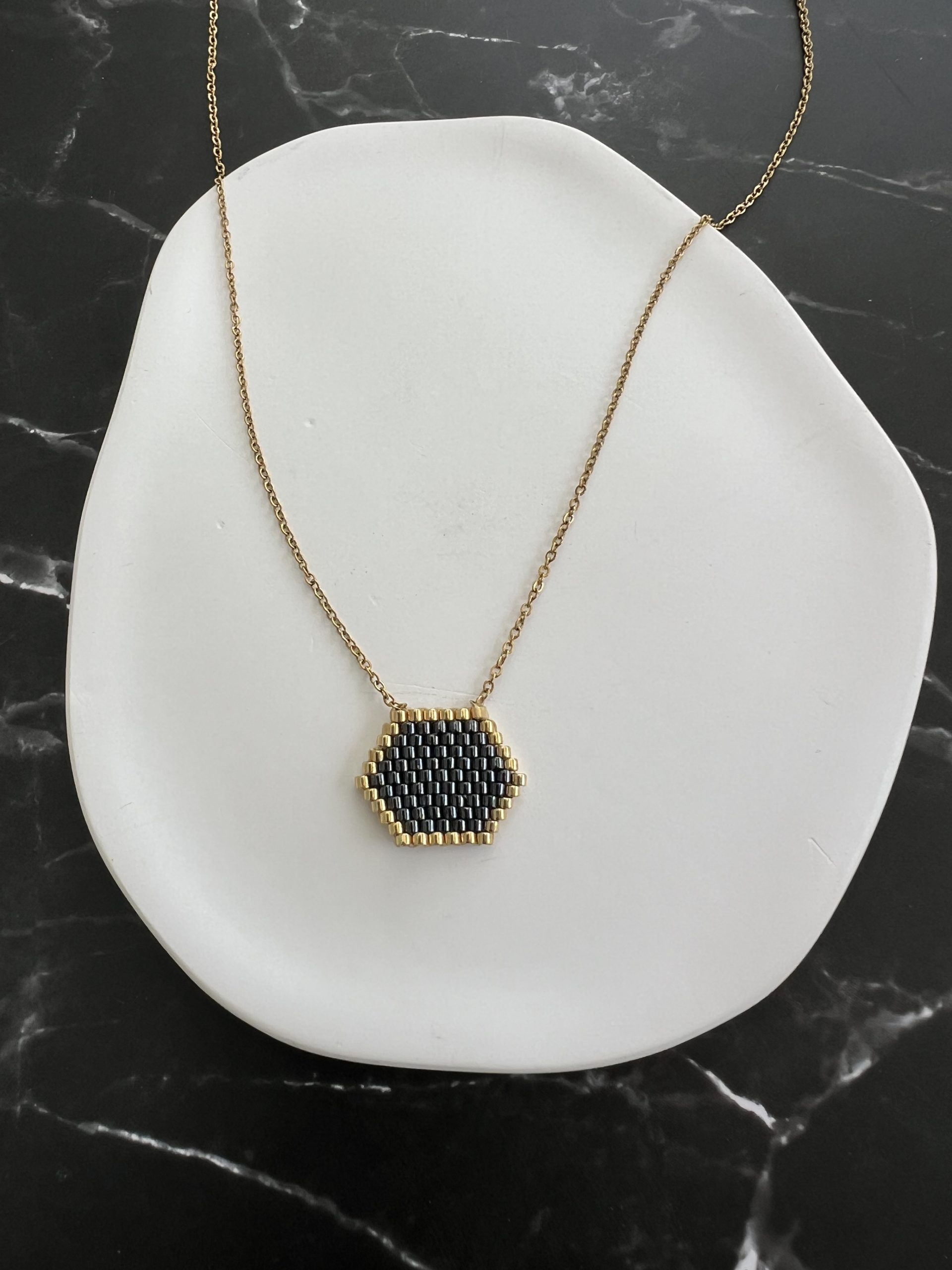 NEC430 Κολιέ γκρι ανθρακί πολύγωνο κεντημένο με χάντρες Miyuki - Image 1