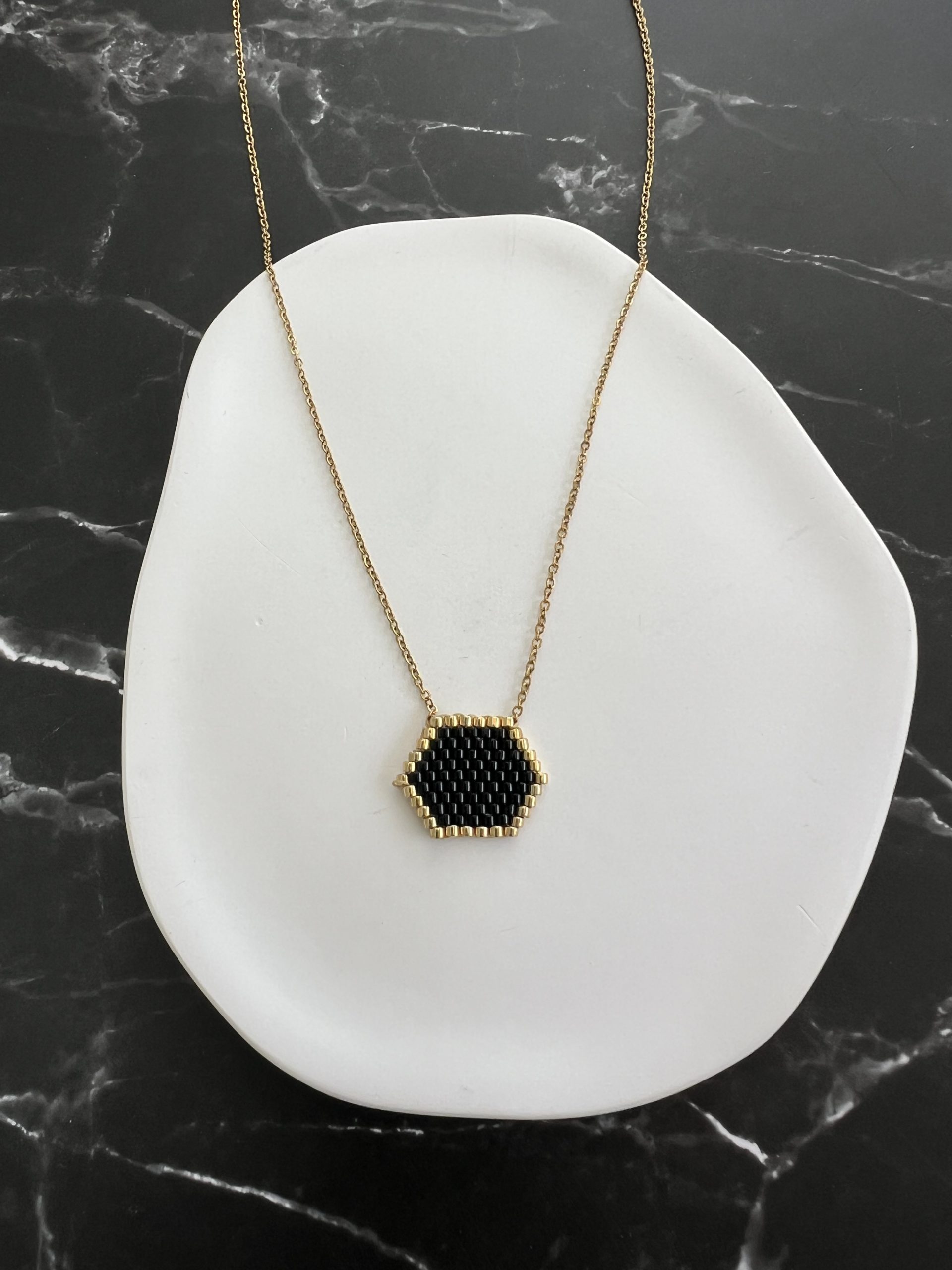 NEC431 Κολιέ μαύρο πολύγωνο κεντημένο με χάντρες Miyuki - Image 1