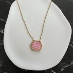 Κολιέ ροζ πολύγωνο κεντημένο με χάντρες Miyuki