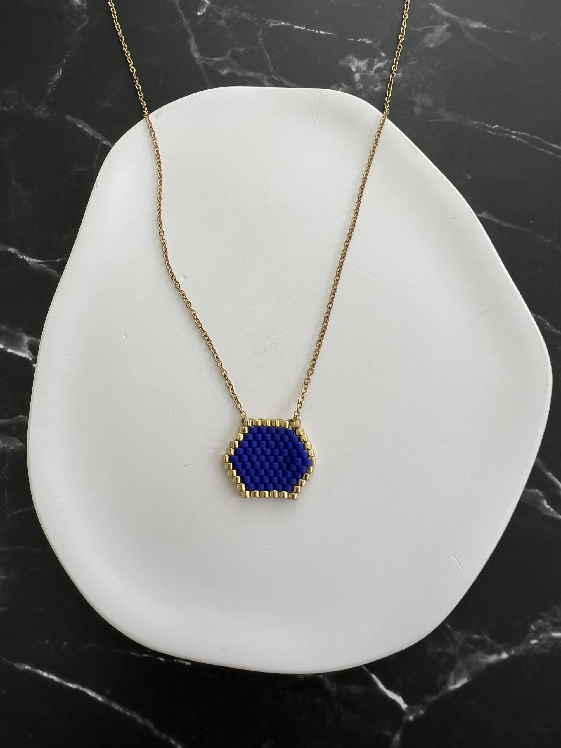 NEC433 Κολιέ μπλε ρουά πολύγωνο κεντημένο με χάντρες Miyuki - Image 1