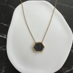 Κολιέ γκρι σκούρο πολύγωνο κεντημένο με χάντρες Miyuki