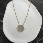 Κολιέ γκρι ανοιχτό πολύγωνο κεντημένο με χάντρες Miyuki