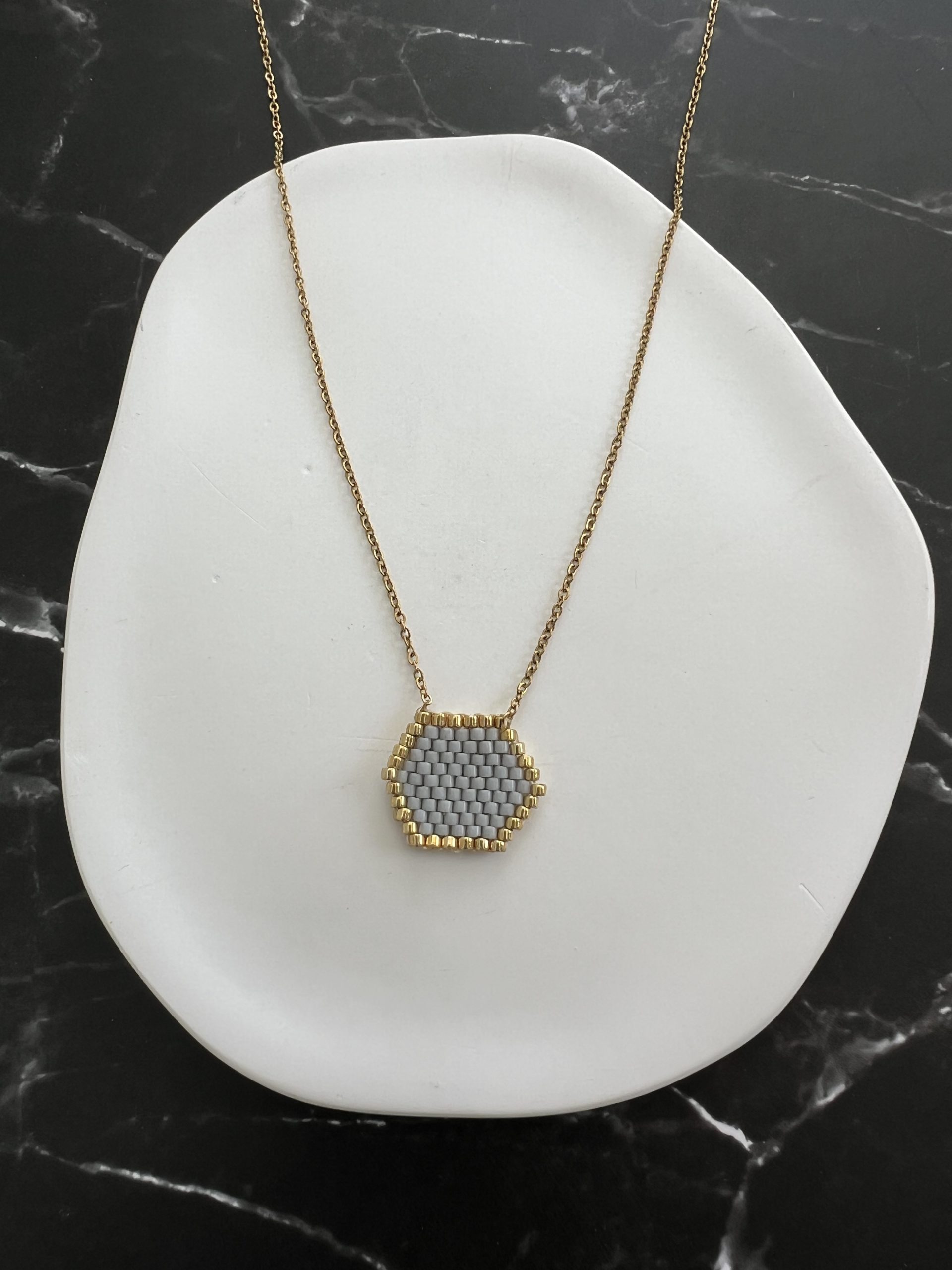 NEC435 Κολιέ γκρι ανοιχτό πολύγωνο κεντημένο με χάντρες Miyuki - Image 1