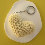 Μπρελόκ κίτρινο καρδιά μακραμέ