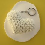 Μπρελόκ μπεζ καρδιά μακραμέ