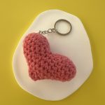 Μπρελόκ φούξια καρδιά μακραμέ