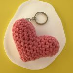 Μπρελόκ φούξια καρδιά μακραμέ