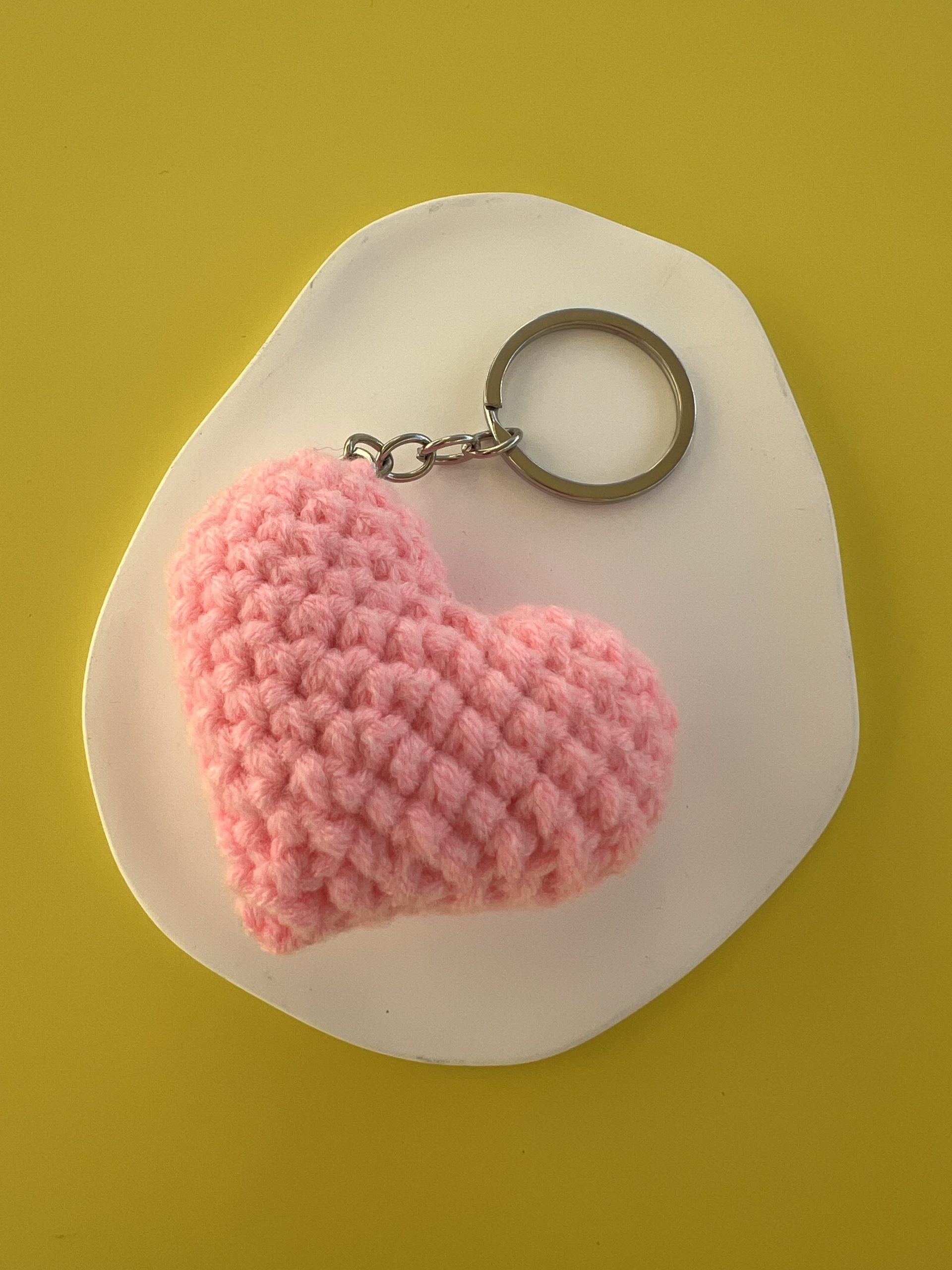 KEY148 Μπρελόκ ροζ καρδιά μακραμέ - Image 1