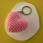 Μπρελόκ ροζ καρδιά μακραμέ