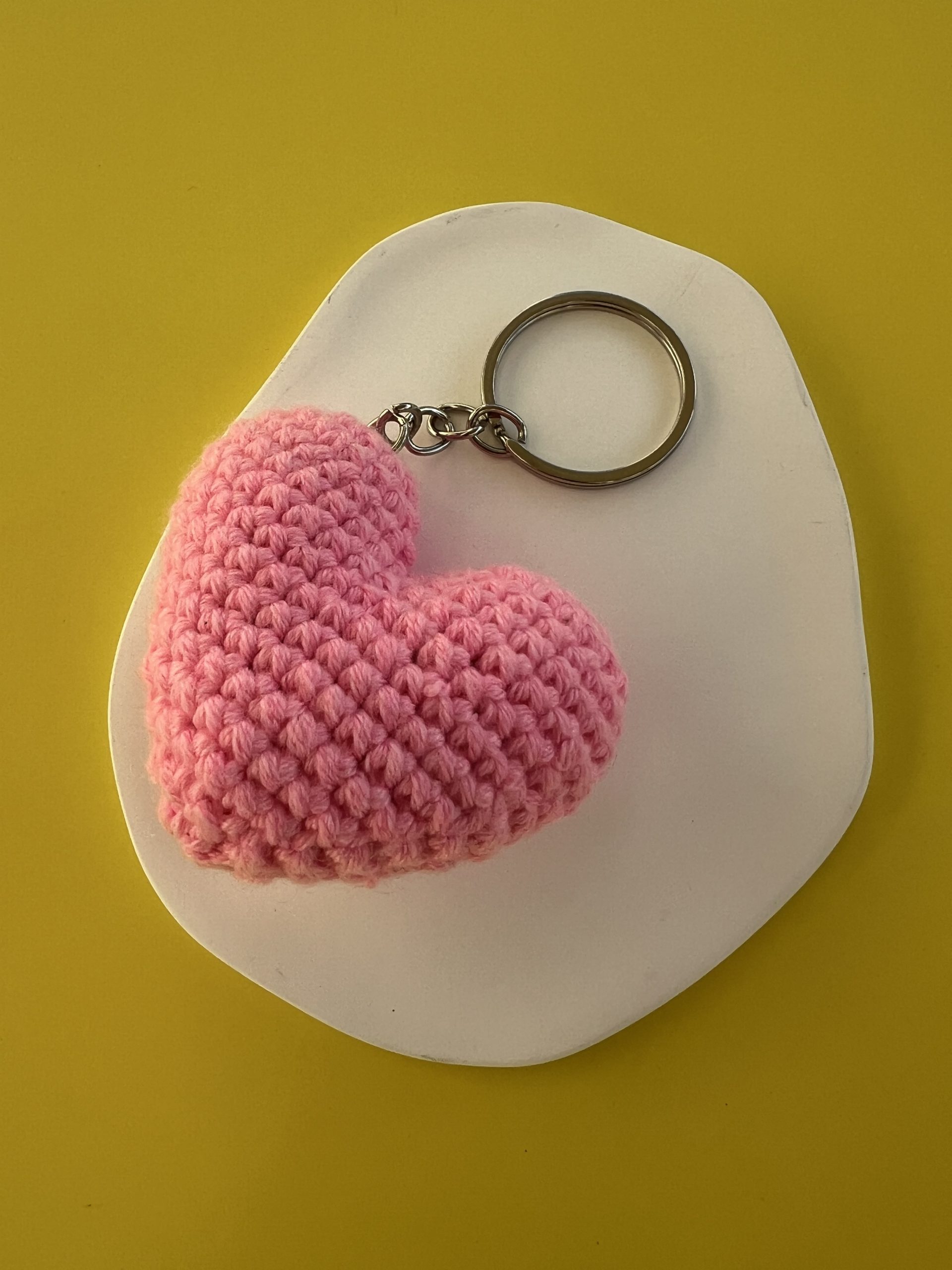 KEY149 Μπρελόκ ροζ καρδιά μακραμέ - Image 1