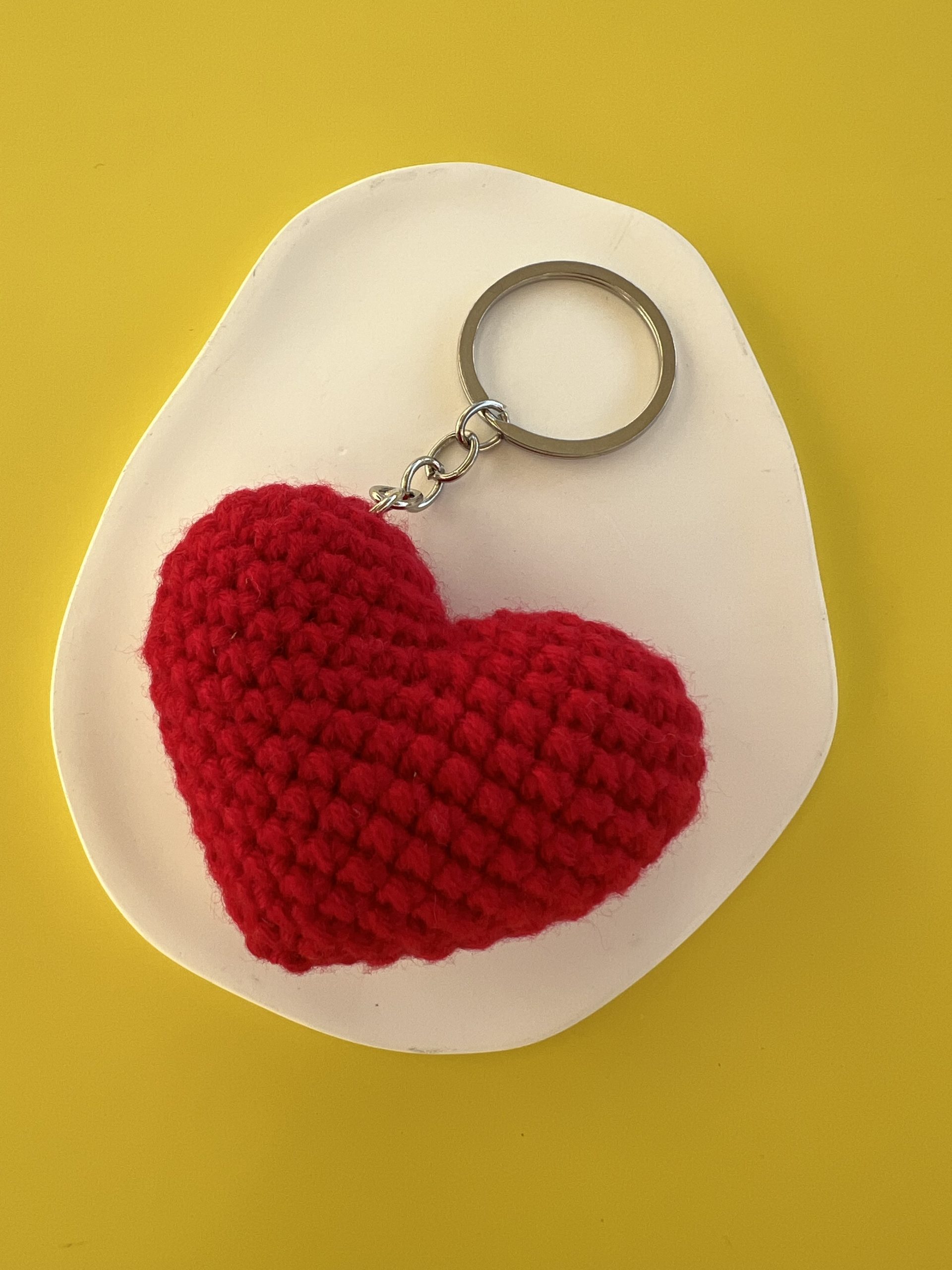 KEY150 Μπρελόκ κόκκινη καρδιά μακραμέ - Image 1