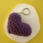 Μπρελόκ μωβ καρδιά μακραμέ