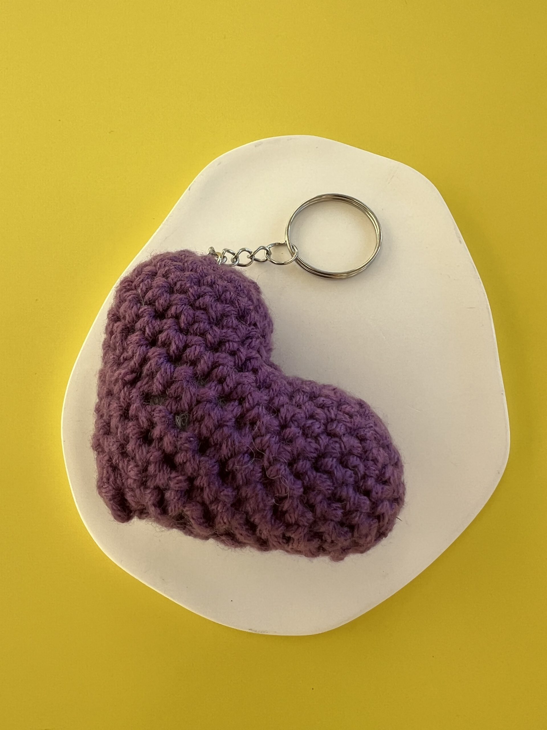 KEY152 Μπρελόκ μωβ καρδιά μακραμέ - Image 1