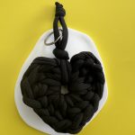 Μπρελόκ μαύρη πλεκτή καρδιά