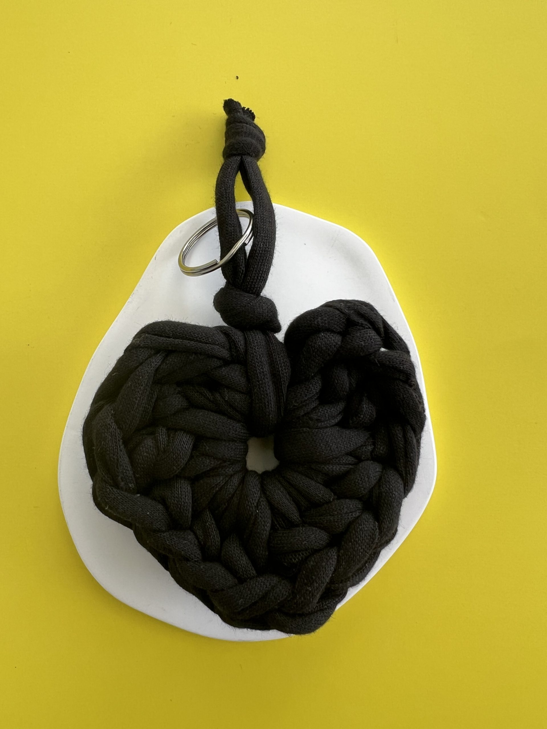 KEY153 Μπρελόκ μαύρη πλεκτή καρδιά - Image 1