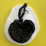 Μπρελόκ γκρι σκούρα πλεκτή καρδιά